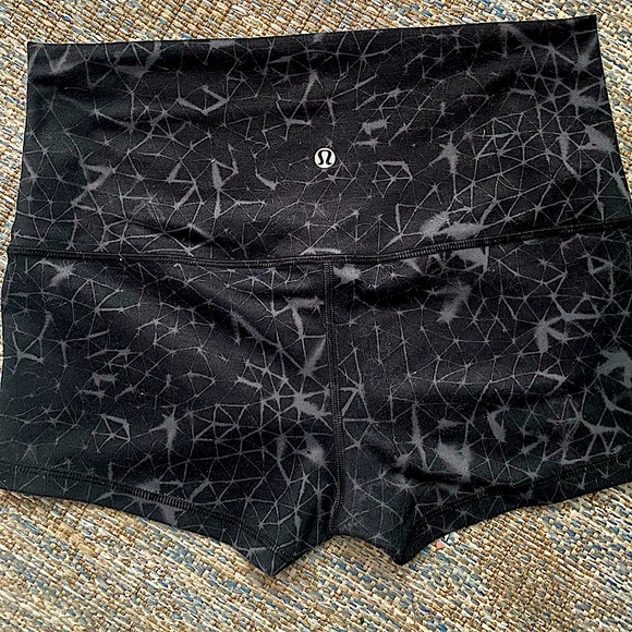 Lululemon Size 4-6 booty shorts